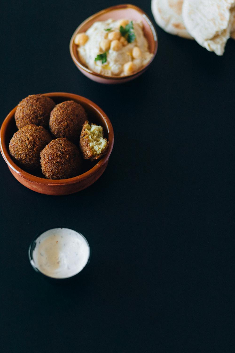 Falafel tallrik med hummus och pita
