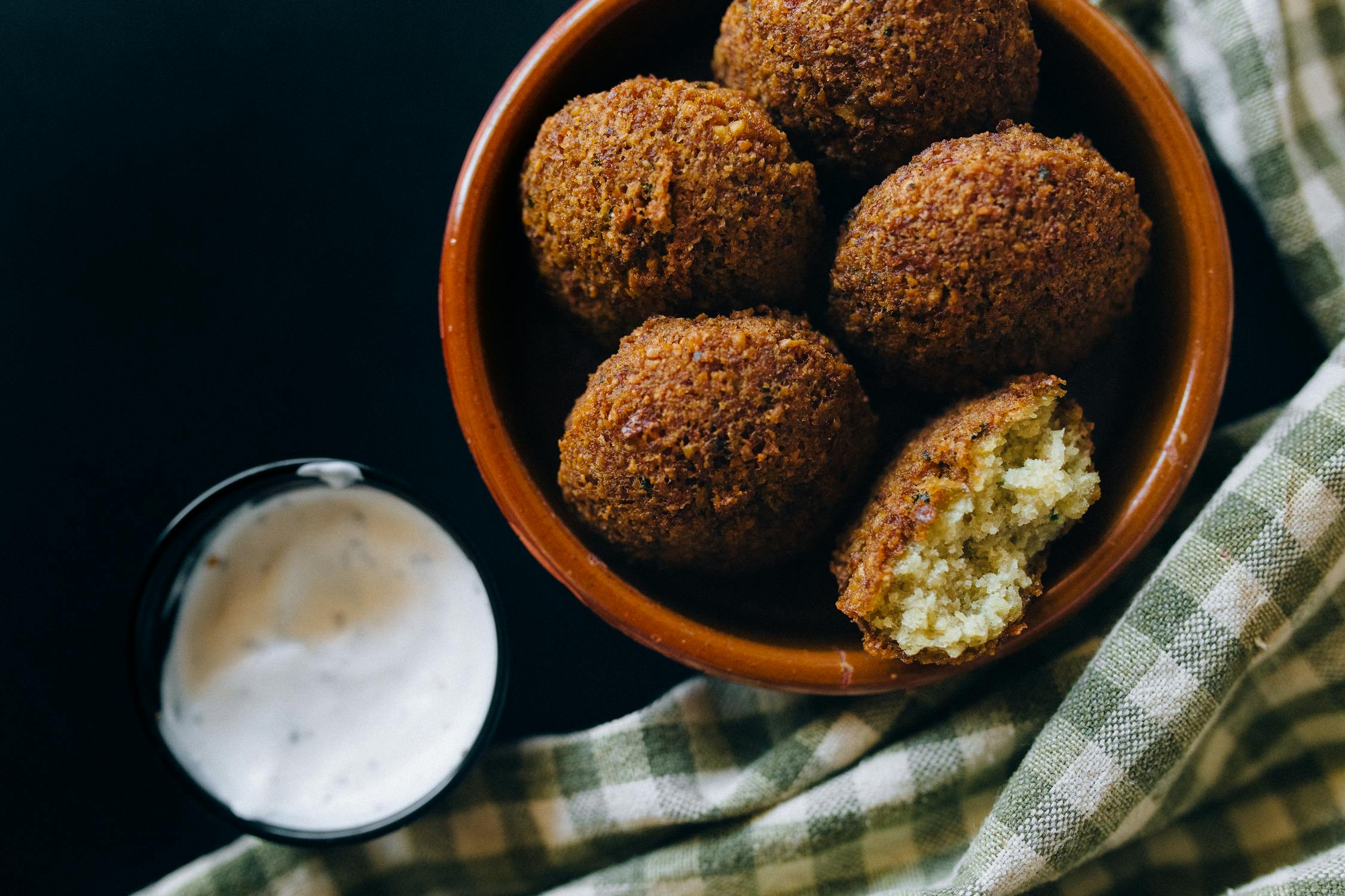 Falafel med tahini och färska grönsaker